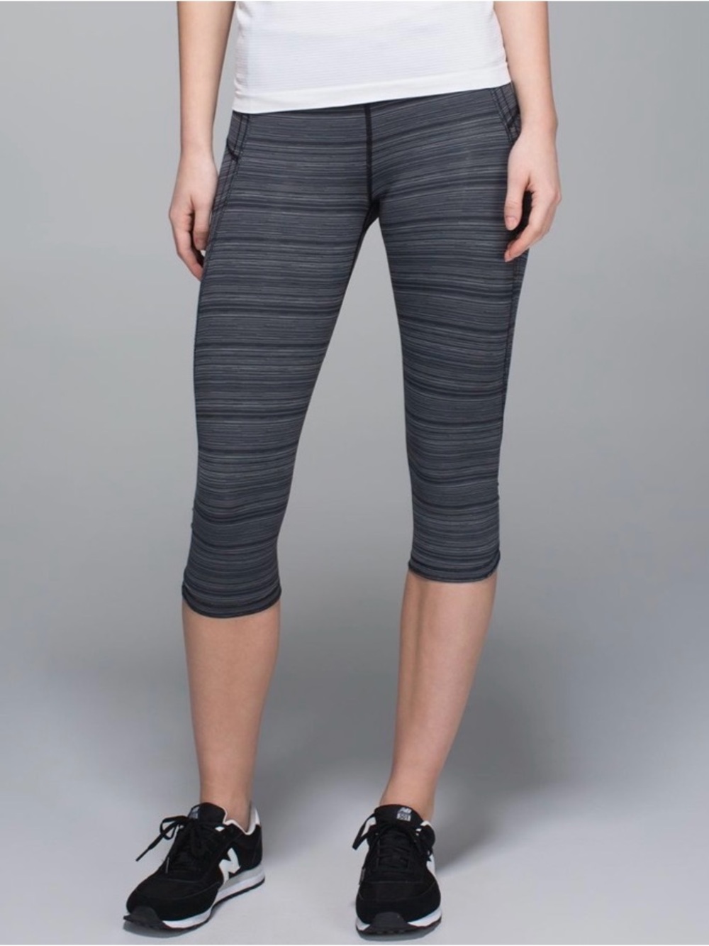 Lululemon Top Speed Crop in cyber stripe deep coal, size 4